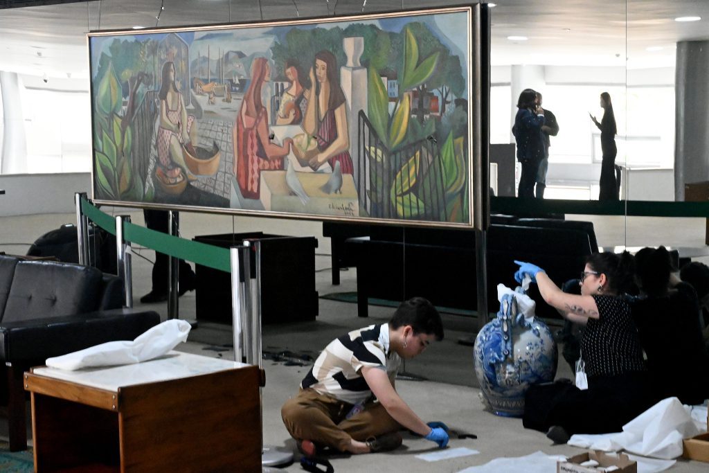 Destruição de raras peças na sede da Presidência da República (Foto : Cadu Gomes/VPR)