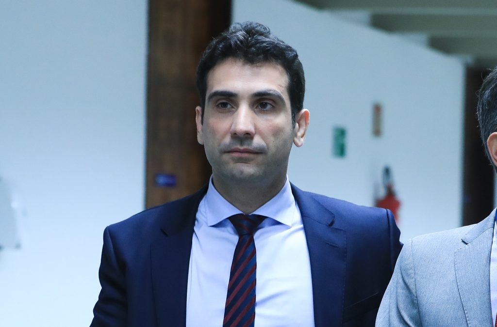 Retrato de Gabriel Galípolo, Presidente do Banco Central, em traje formal durante pronunciamento oficial.