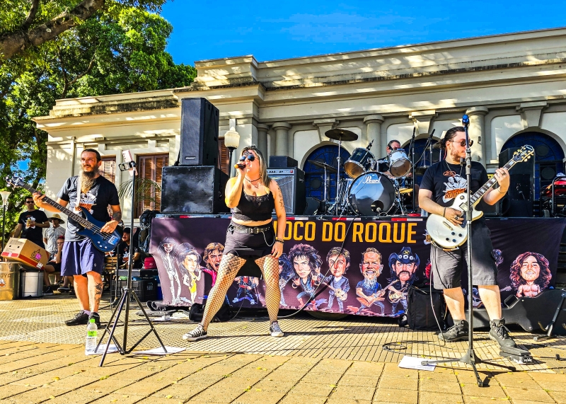 Pessoas reunidas no Centro de Memórias para a concentração do Carnaval de Santa Bárbara d’Oeste 2026.