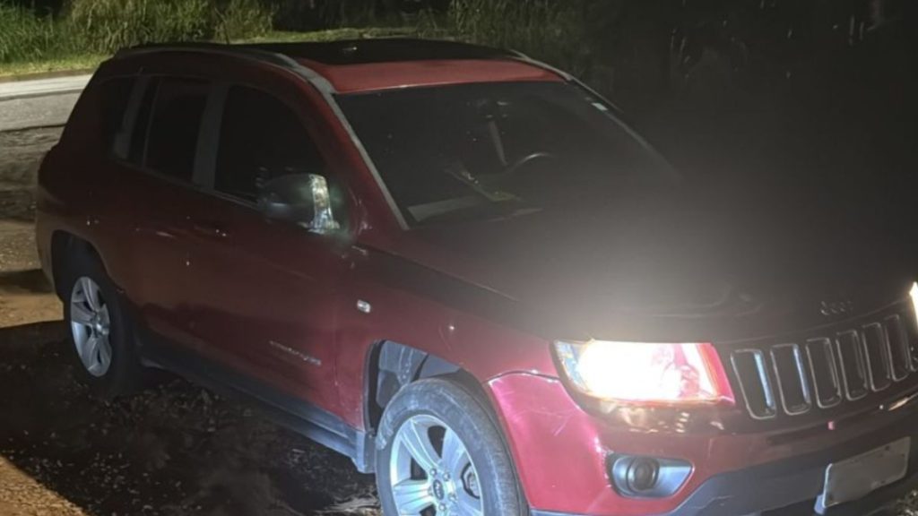 Carro recuperado estacionado em via pública após ser localizado pela Polícia Militar em ocorrência de roubo em Socorro.