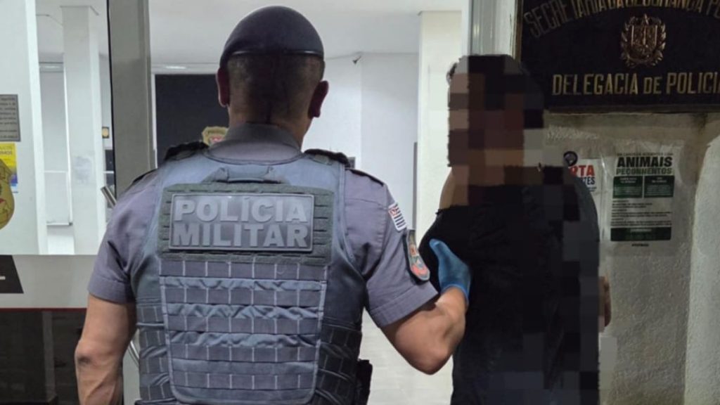 Viatura da Polícia Militar atendendo ocorrência de violência doméstica e lesão corporal em Atibaia.