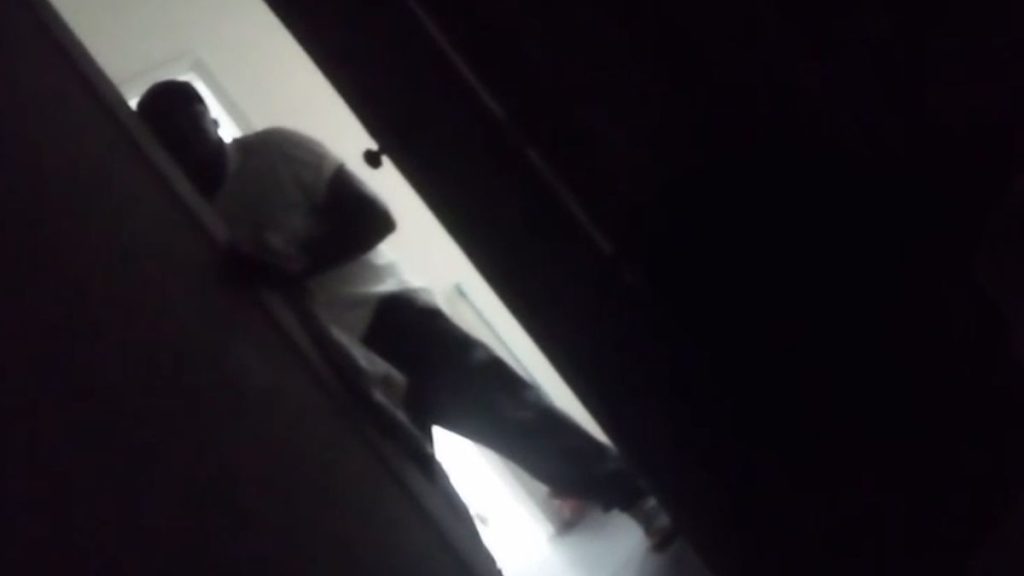 Registro de arquivo pessoal mostra o pastor investigado em Amparo em frente à porta do quarto da vítima.