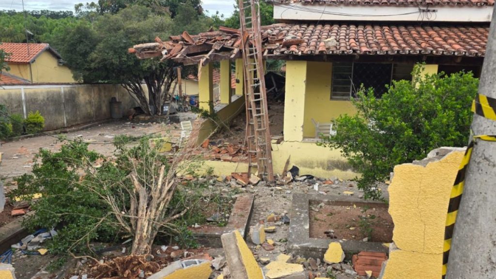 Carro destruído após colisão contra muro em Jaguariúna durante fuga de suspeito de feminicídio.