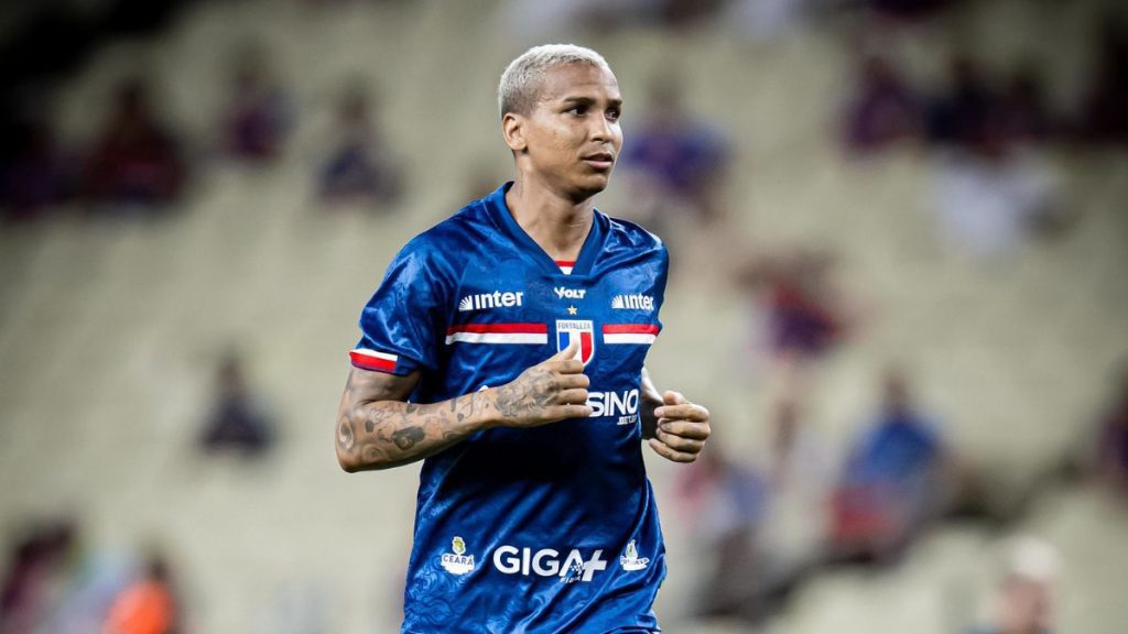 O atacante Deyverson em campo, anunciado como novo reforço do clube equatoriano LDU para a temporada 2026.