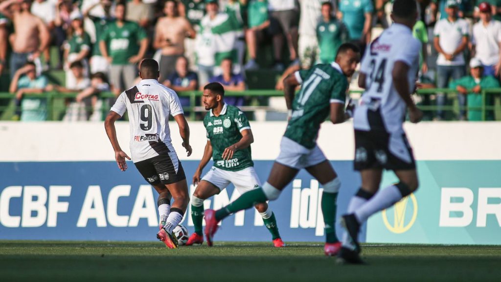 Jogadores de Guarani e Ponte Preta em campo durante partida do Campeonato Paulista no Estádio Brinco de Ouro.