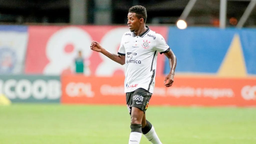 Atacante Jonathan Cafú em campo vestindo o uniforme do Corinthians.