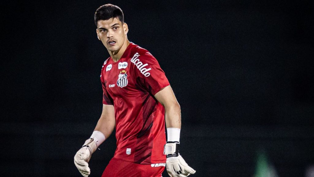 Goleiro Gabriel Brazão em campo durante a partida entre Santos e Guarani pelo Campeonato Paulista.