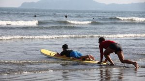 Dia do Surfista: escolinha de surfe de Santos é destaque na formação de atletas