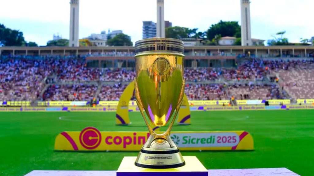 Close do troféu prateado da Copinha, premiação máxima da Copa São Paulo de Futebol Júnior 2026.