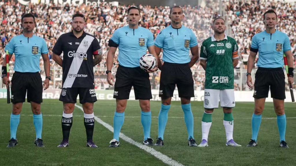 Elvis e Diego Torres, capitães de Ponte Preta e Guarani, posicionados em campo durante o clássico campineiro