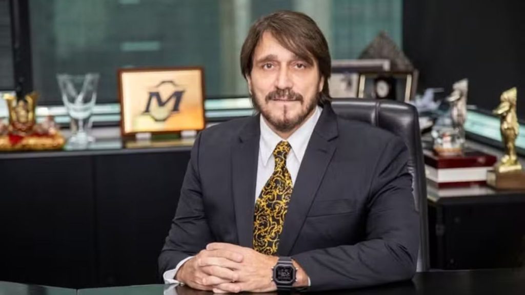 Retrato de Roberto Graziano, empresário e dono do Grupo Magnum, em traje formal.