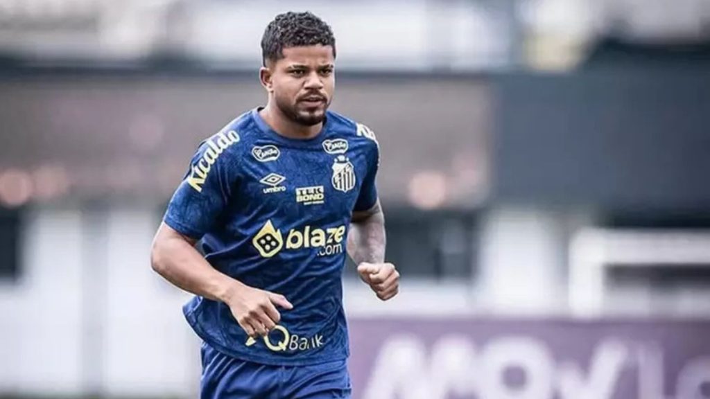 Lateral-esquerdo Kevyson em ação durante partida pelo Santos, vestindo uniforme oficial branco.