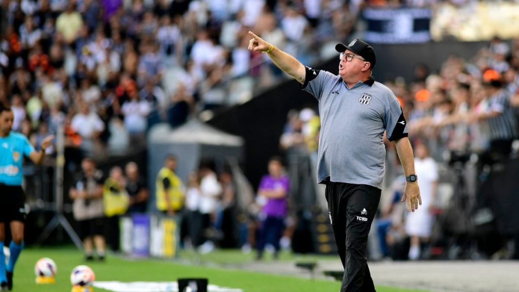 Técnico Marcelo Fernandes da Ponte Preta em momento de comando durante o Campeonato Paulista.