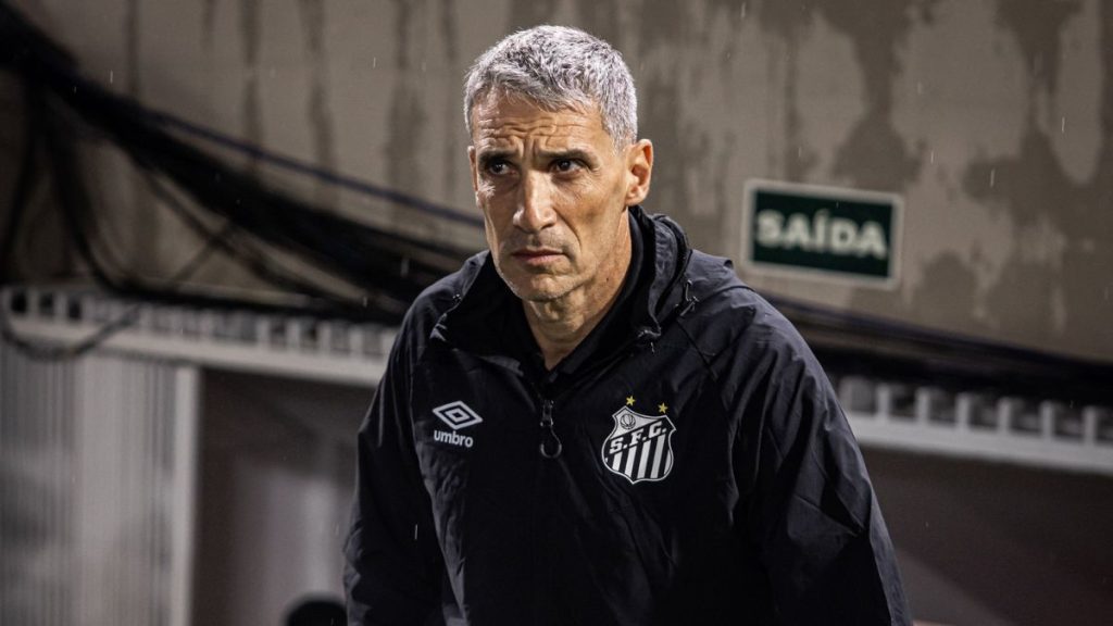 técnico Juan Pablo Vojvoda na lateral do campo durante partida do Santos FC.