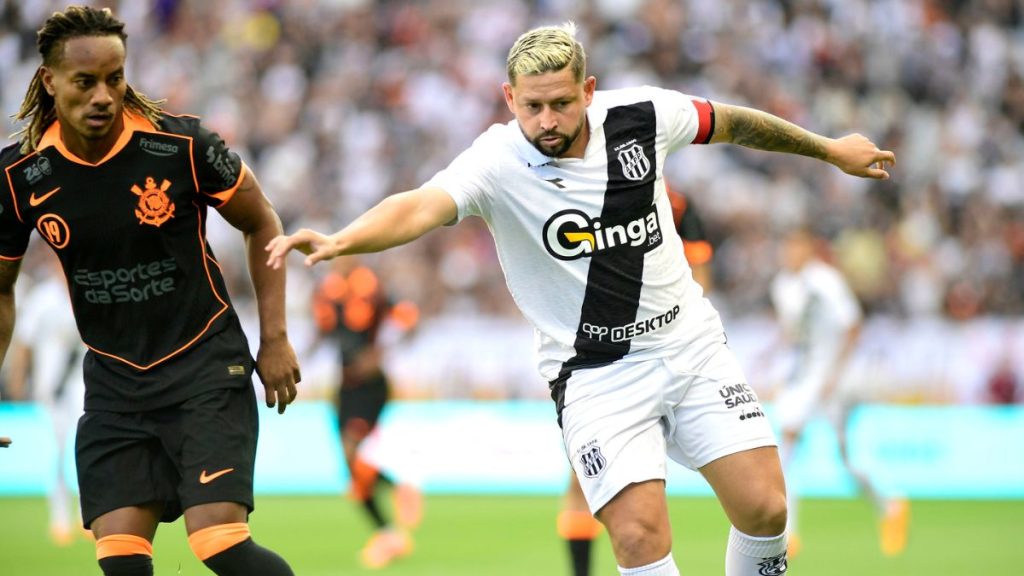 Meio-campista Elvis, capitão da Ponte Preta, disputa jogada em partida oficial contra o Corinthians.