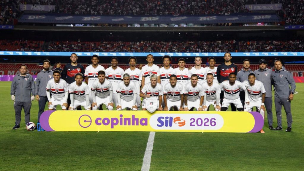Jogadores do elenco sub-20 do São Paulo FC reunidos no gramado durante a Copa São Paulo de Futebol Júnior.