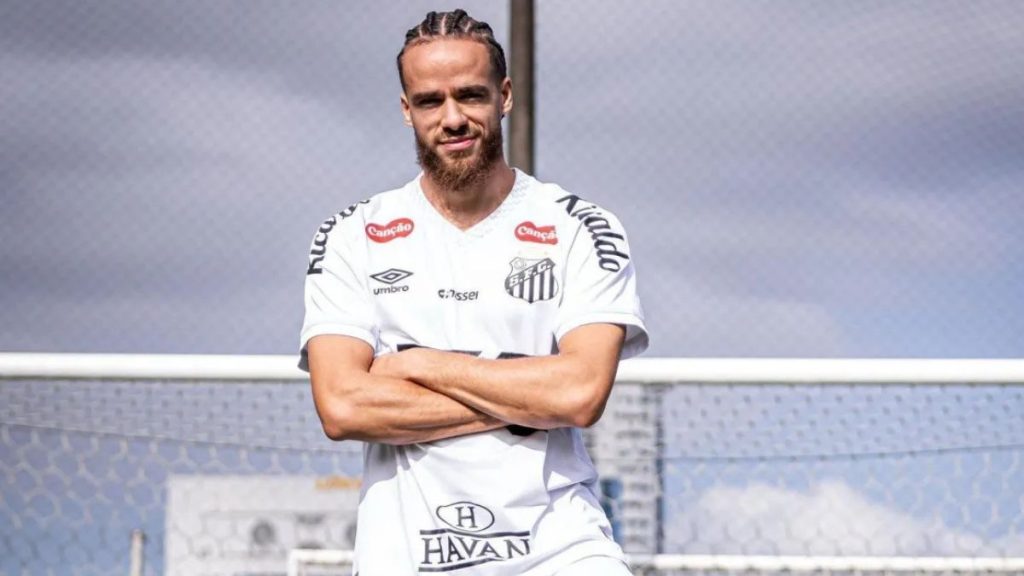 Billal Brahimi, atacante argelino do Santos, em foto oficial de divulgação do clube.