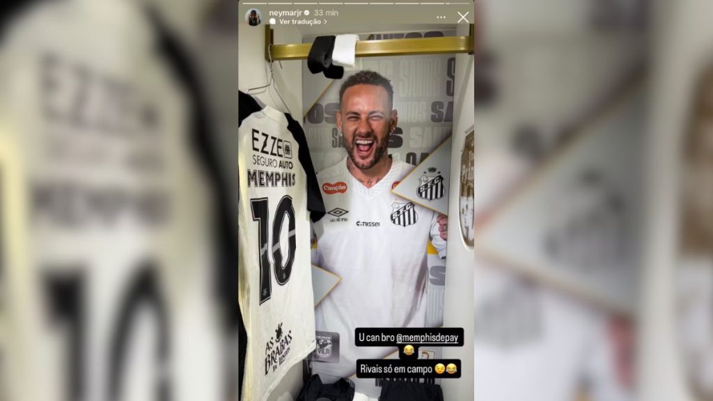 Camisa do Corinthians de Memphis Depay no vestiário do Santos na Vila Belmiro.