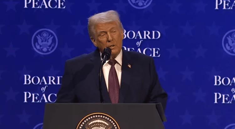 Donald Trump discursa no Fórum Econômico Mundial sobre a criação do Conselho de Paz para a Faixa de Gaza.