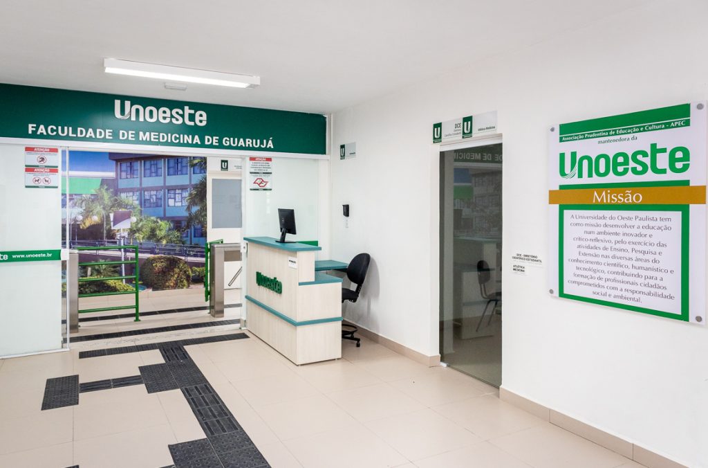 Fachada da Faculdade de Medicina Unoeste no campus de Guarujá, destacando a infraestrutura da unidade na Baixada Santista.
