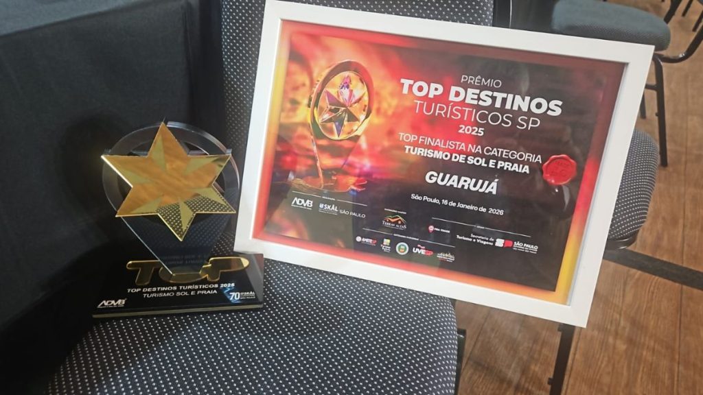 Certificado e troféu do Prêmio Top Destinos Turísticos 2025 em reconhecimento à cidade de Guarujá.