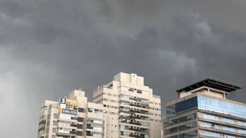 Bairro do gonzaga com nuvens carregadas