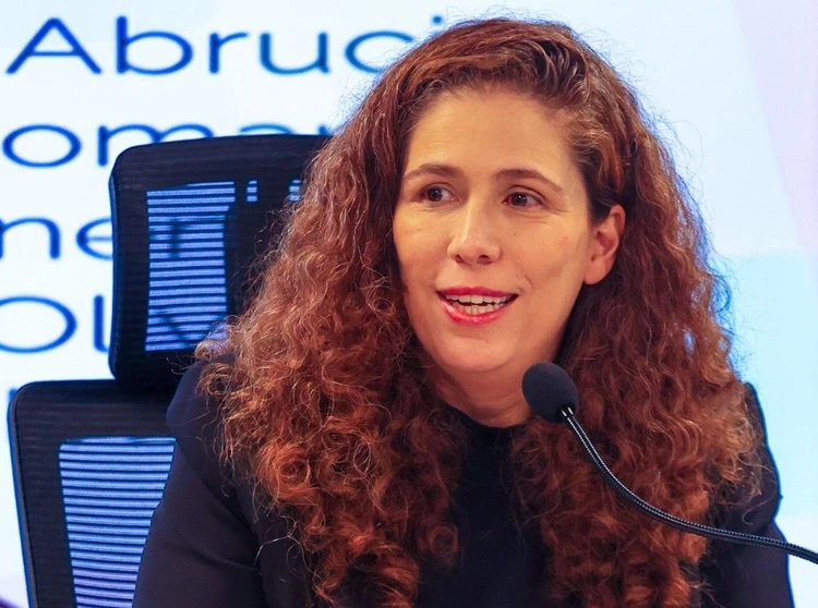 Ministra Esther Dweck sorrindo em foto oficial, representando o Brasil no Fórum Econômico Mundial.