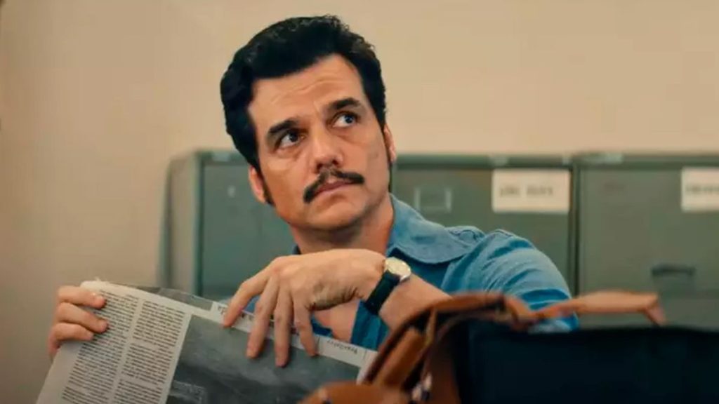Wagner Moura segura o troféu de Melhor Ator no Globo de Ouro 2026 pelo filme O Agente Secreto.