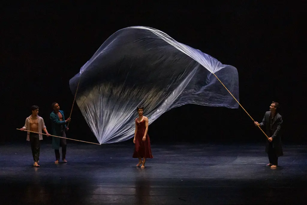 Bailarinas da São Paulo Companhia de Dança performam a coreografia Odisseia no palco do Teatro Sesc Santos.