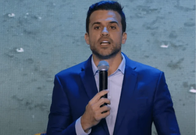 Pablo Marçal em captura de vídeo do YouTube; influenciador digital e político condenado à inelegibilidade.