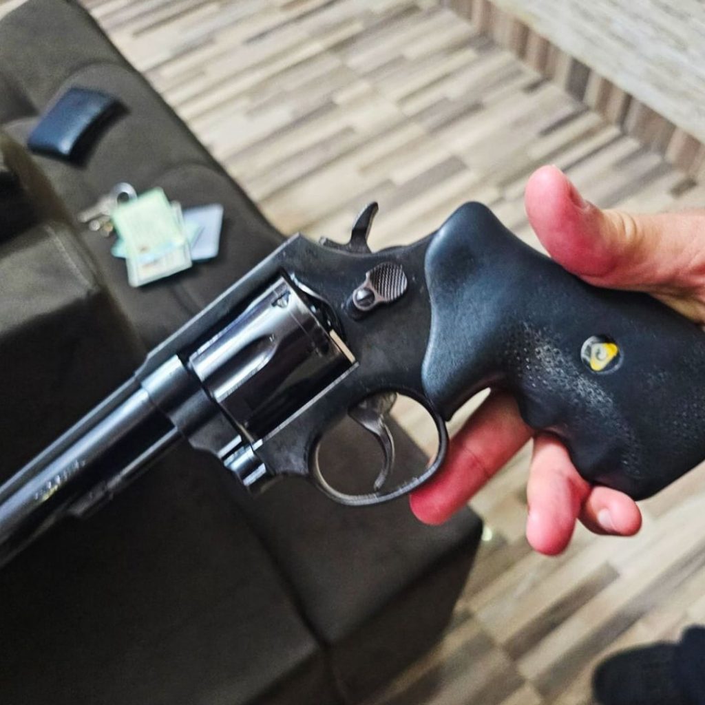 arma apreendida durante operação da PF Banco master