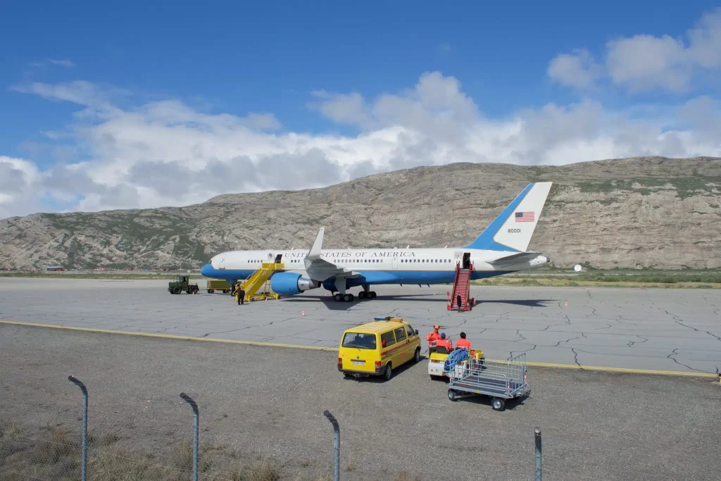 Avião oficial dos Estados Unidos sobrevoando território da Groenlândia em registro do Departamento de Estado.