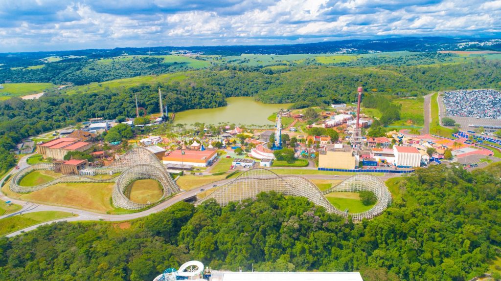 Vista panorâmica das áreas do parque Hopi Hari passando por processos de reestruturação e manutenção.