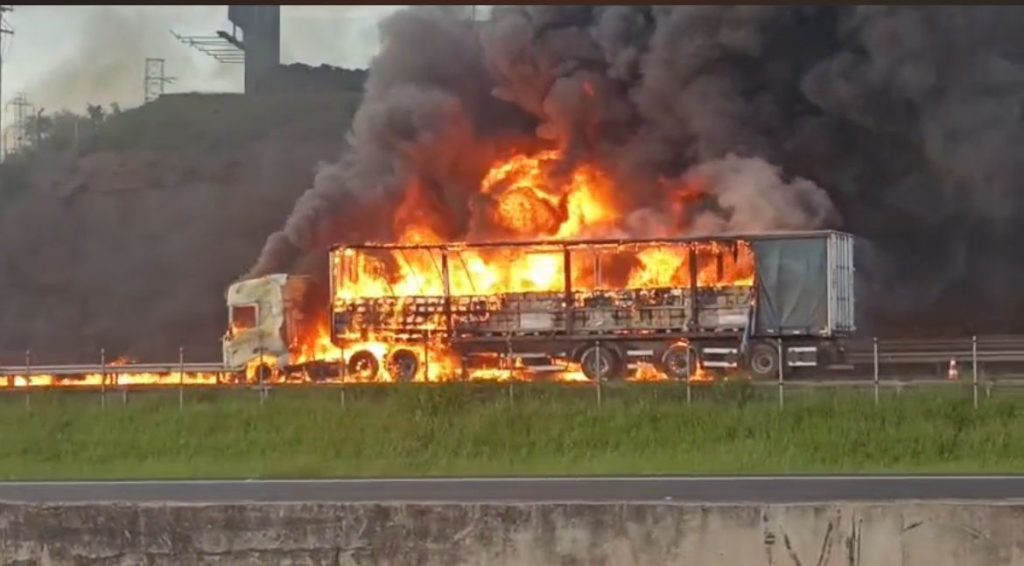 Caminhão pega fogo interdita Rod Anhanguera e gera congestionamento em Sumaré