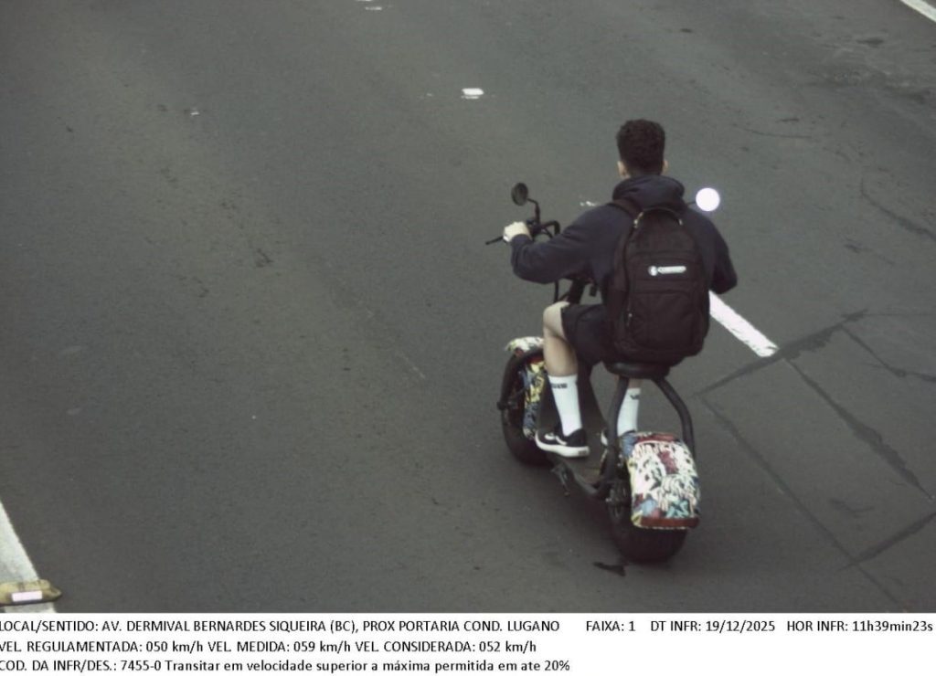 Radar de Campinas flagra monociclo elétrico em excesso de velocidade e condutor sem capacete em avenida.