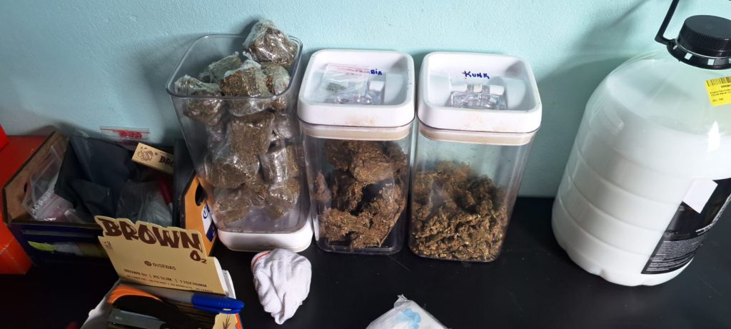 imagem de divulgação sobre caso de feminicídio, polícia encontra uma refinaria de drogas.