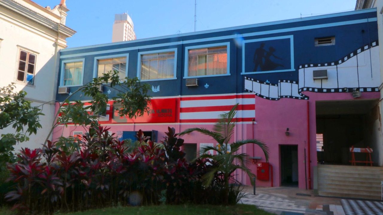 Pessoas aproveitando evento cultural ao ar livre no fim de semana em Campinas, promovido pela prefeitura.