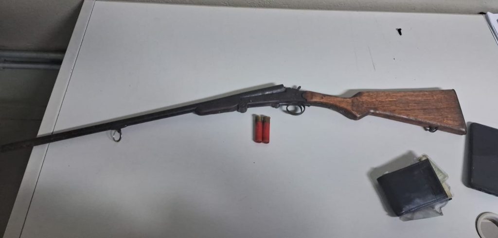 Arma de fogo e munições apreendidas pela Polícia Militar em Piracicaba após prisão por porte ilegal.