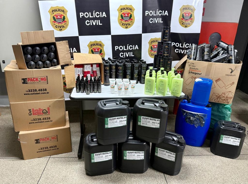 Milhares de frascos de cosméticos irregulares empilhados após apreensão da Polícia em Americana.