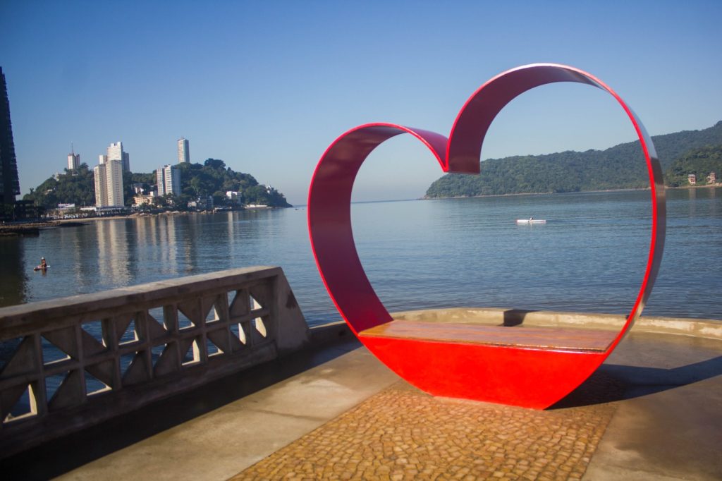 Arquitetura histórica no centro de São Vicente, celebrando a história da primeira vila do Brasil.