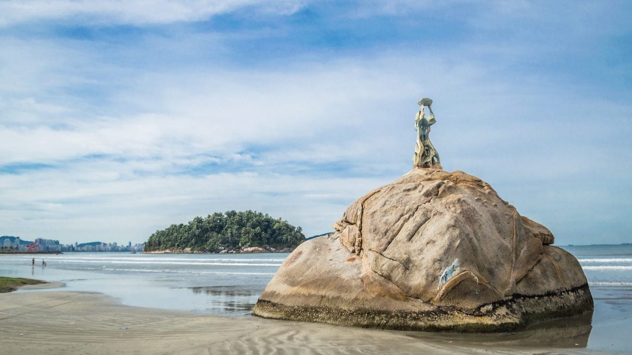 Paisagem natural com mar e vegetação costeira em São Vicente, ponto turístico do litoral paulista.