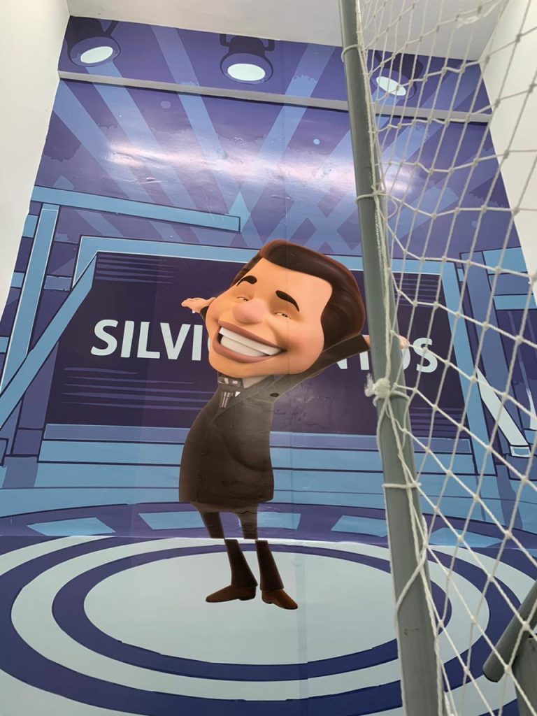 Entrada principal da Escola Silvio Santos em São Vicente, destacando a estrutura moderna da unidade.