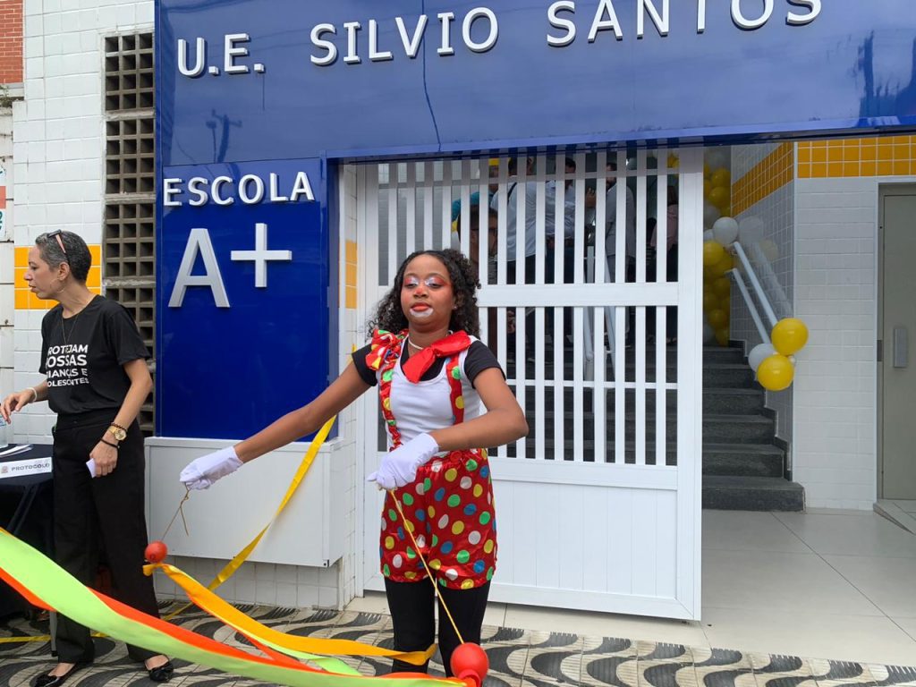Autoridades e convidados durante a cerimônia de inauguração da Escola Silvio Santos no litoral de São Paulo.