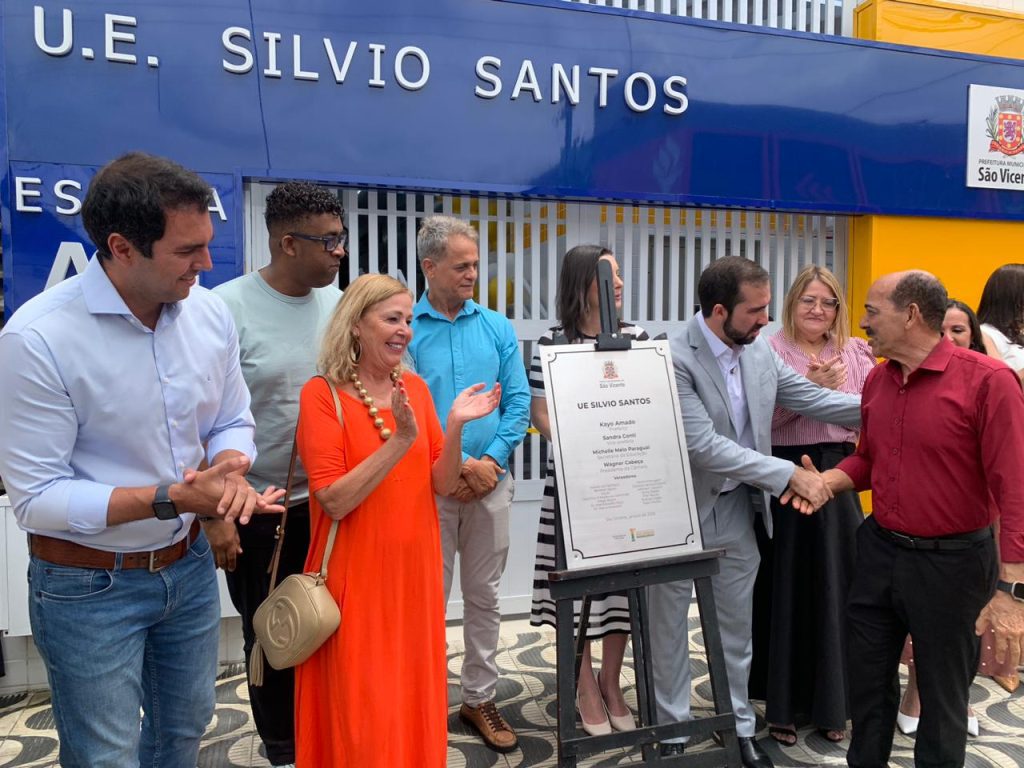 Corredor interno da Escola Silvio Santos mostrando o design contemporâneo e ambientes educativos amplos.