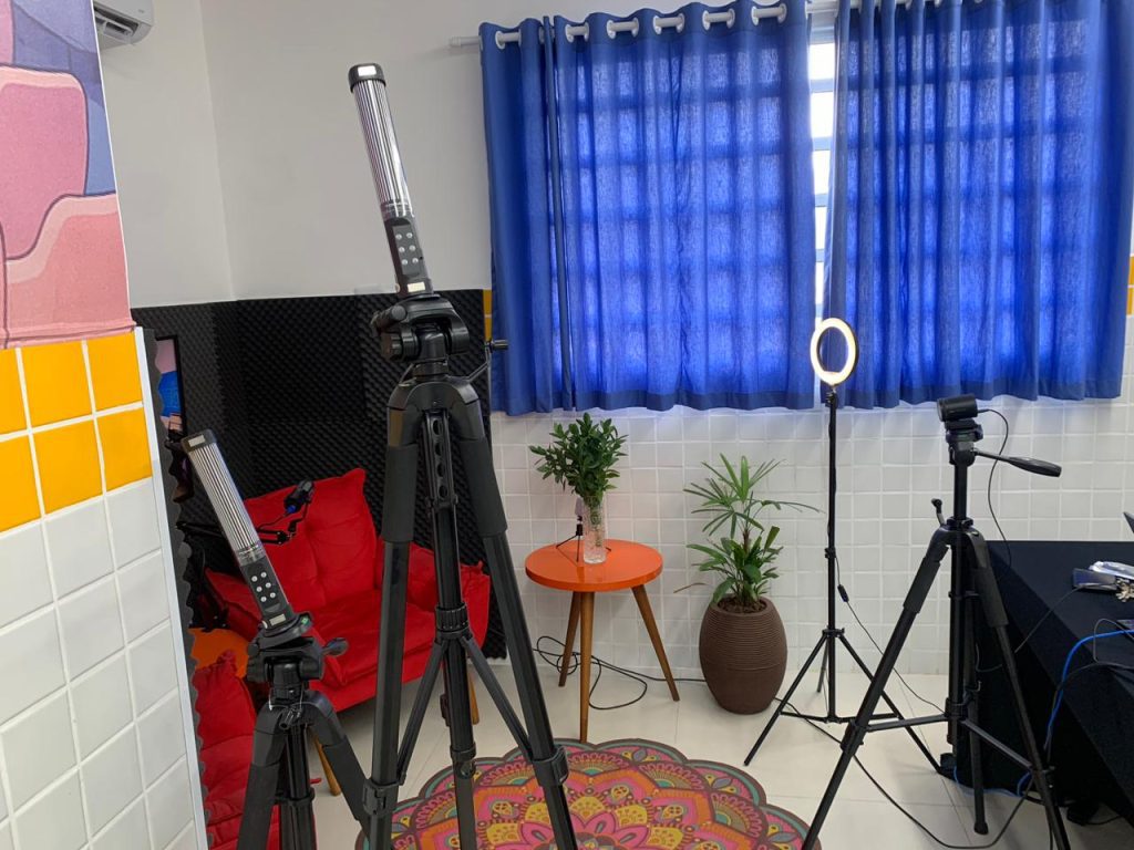 Espaço de convivência da Escola Silvio Santos, projetado para integrar educação e comunicação em São Vicente.