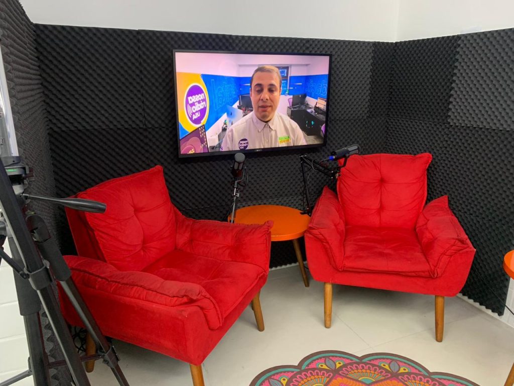 Sala de aula tecnológica da UE Silvio Santos com equipamentos modernos para os alunos em São Vicente.