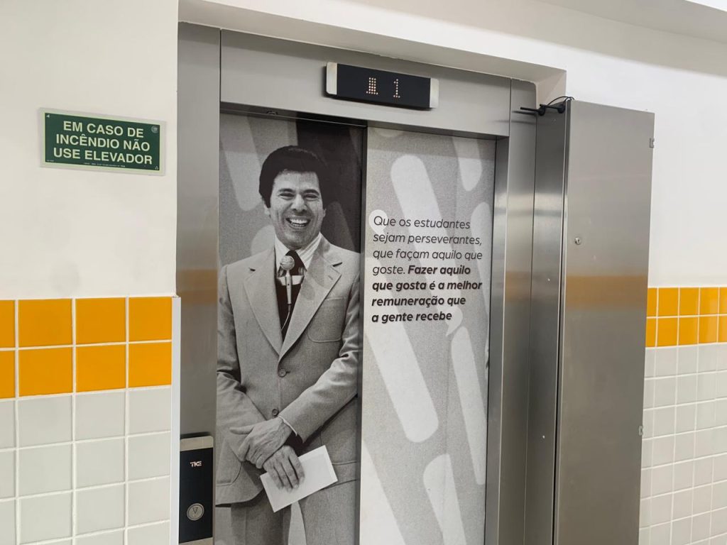 Placa de inauguração da Unidade Educacional Silvio Santos em São Vicente, celebrando o novo polo de ensino.