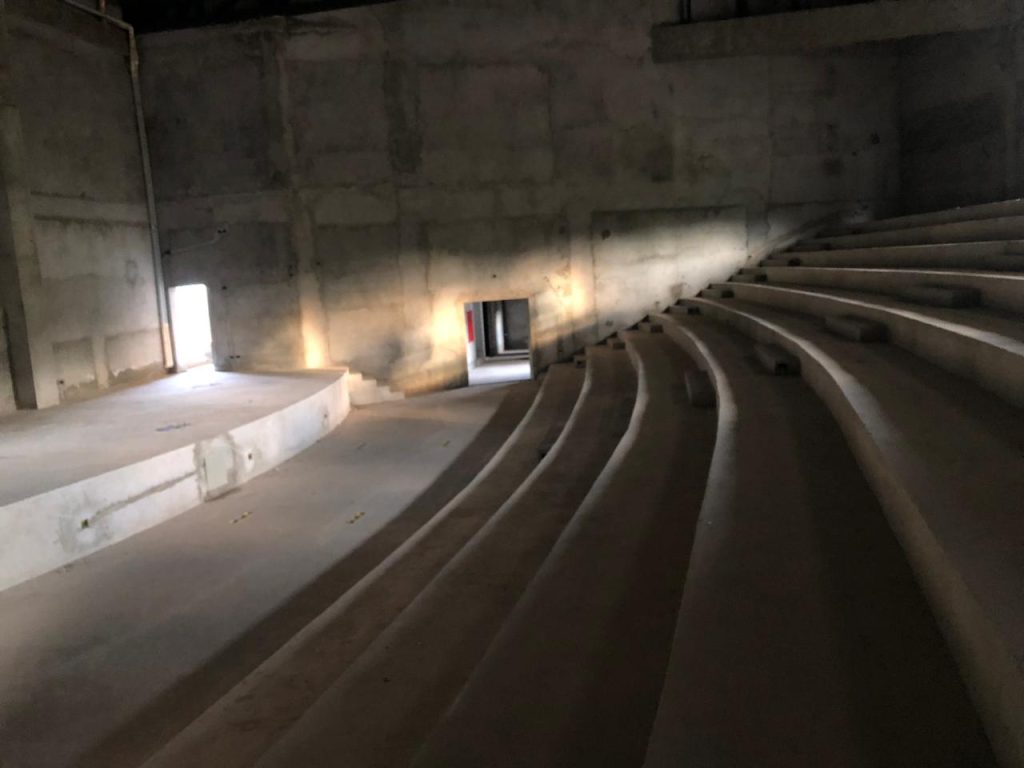 Ambiente interno da nova Câmara de Bom Jesus dos Perdões sem portas, vidros ou acabamento fino.