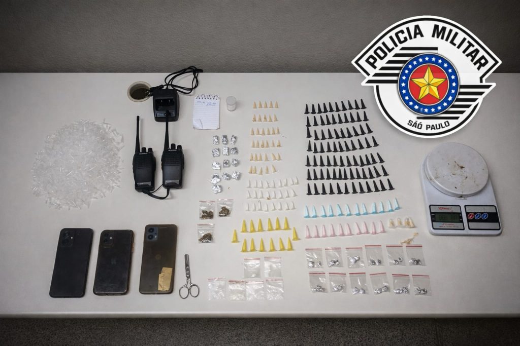 Drogas, rádios comunicadores e balança de precisão apreendidos pela Polícia Militar em operação em Capivari.