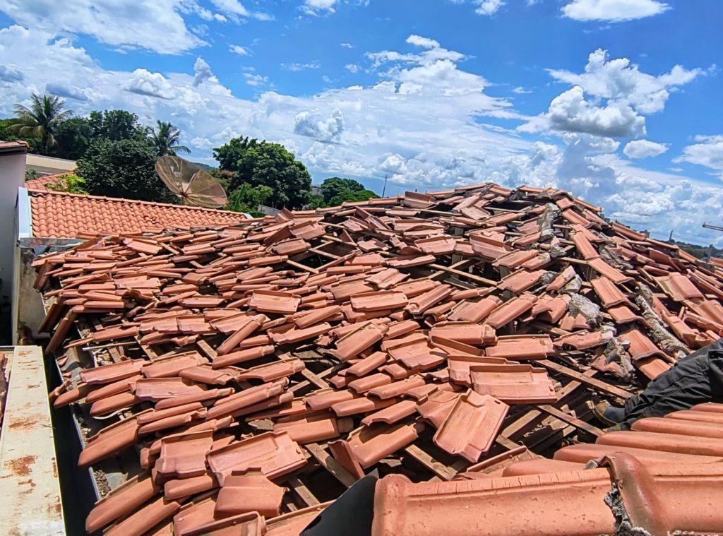 Telhado de casa destruído com buraco na laje e telhas quebradas após explosão em Mogi Guaçu durante instalação de internet.